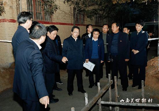 朱鹏市长实地查看夏县水头镇兴南村三格式化粪池厕所施工现场