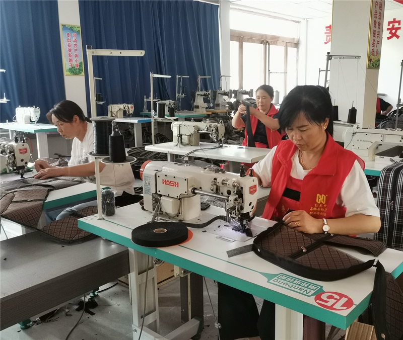 帮扶车间为搬迁移民提供就业岗位。郭玥含 摄